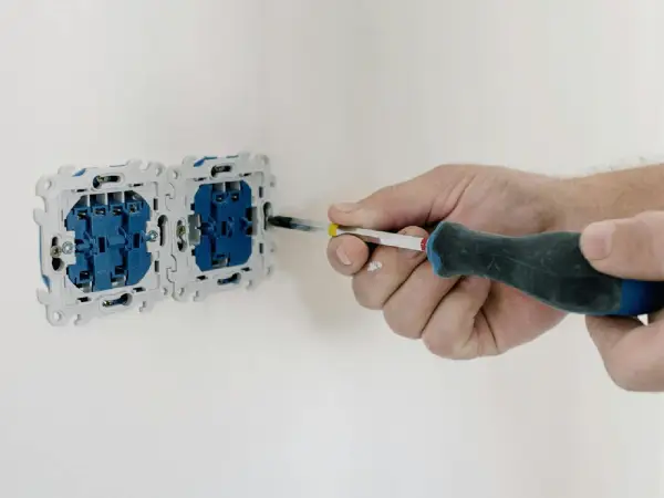 Tomacorrientes siendo reemplazado