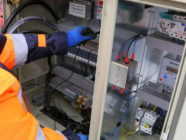 Tablero eléctrico siendo inspeccionado
