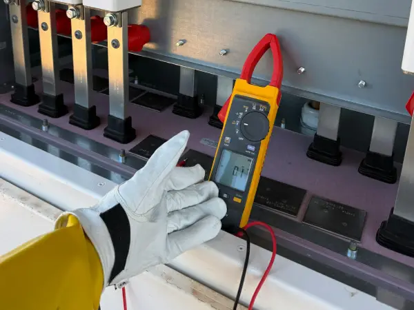 Técnico eléctrico realizando una medición de consumo eléctrico