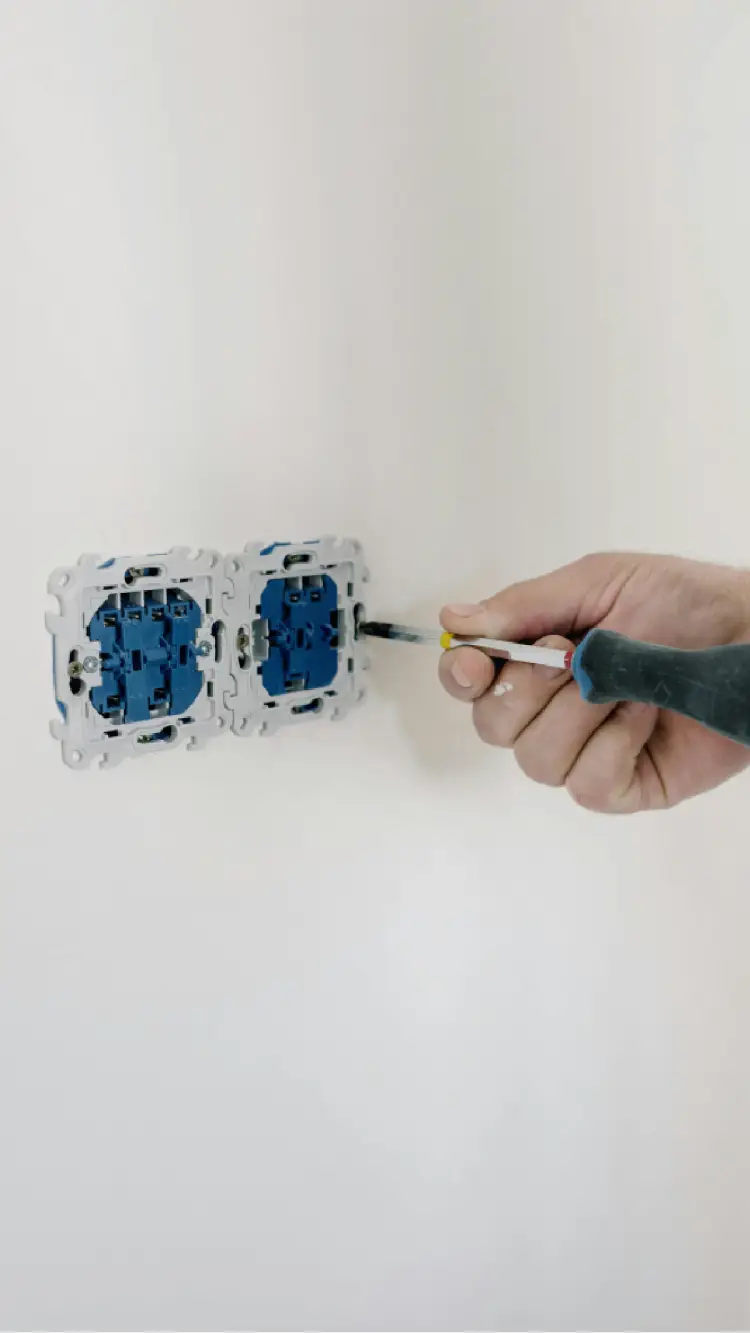 Tomacorrientes siendo reemplazado por un técnico electricista