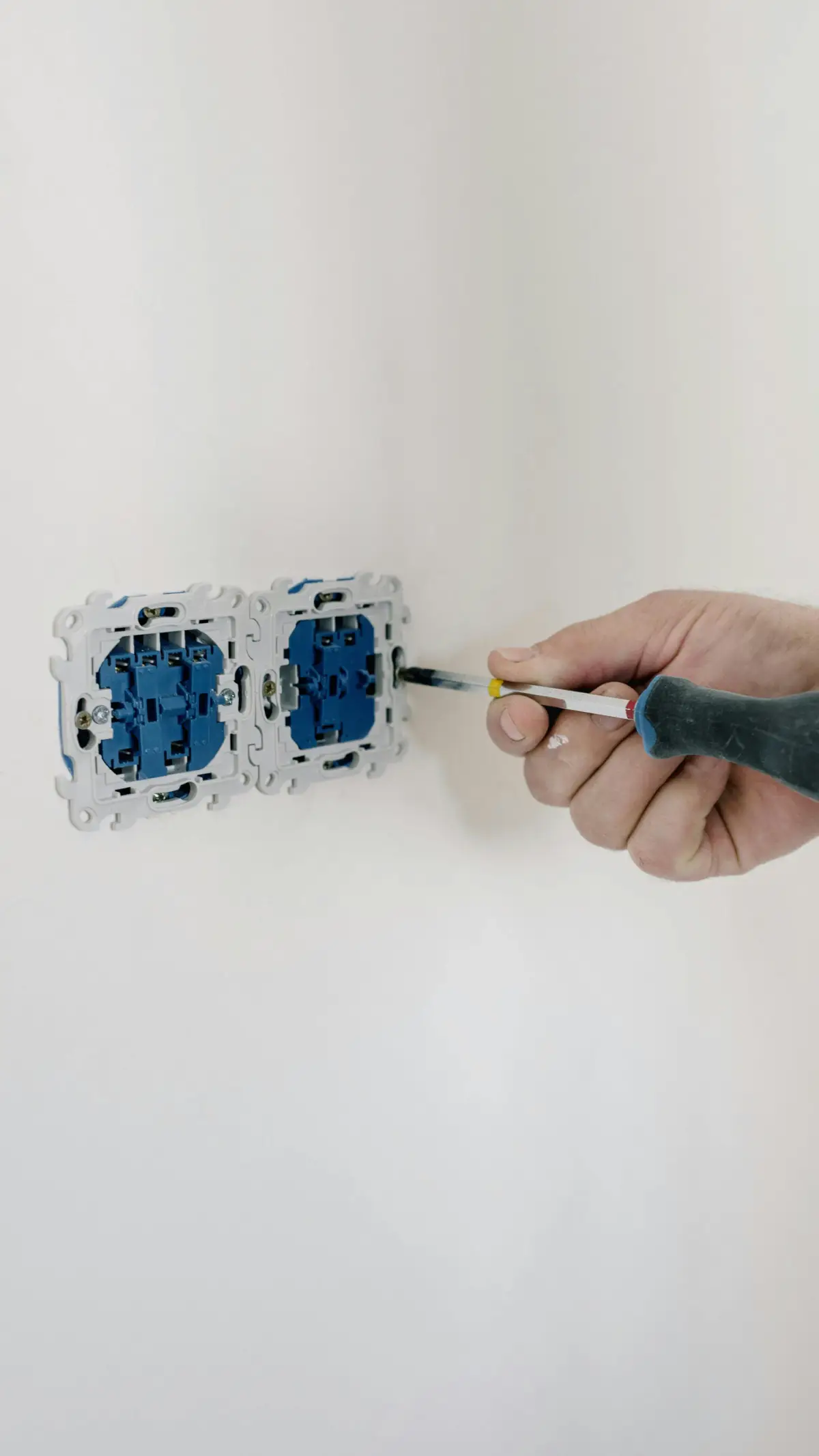 Tomacorrientes siendo reemplazado por un técnico electricista