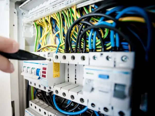 Tablero eléctrico siendo inspeccionado