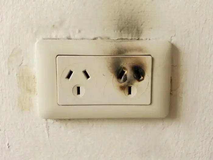 Enchufe tomacorrientes quemado